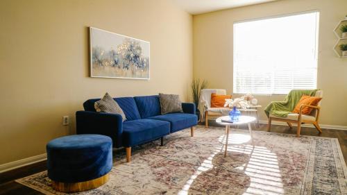 Spacious Two Bedroom Apartment- 10mins to Disneyland