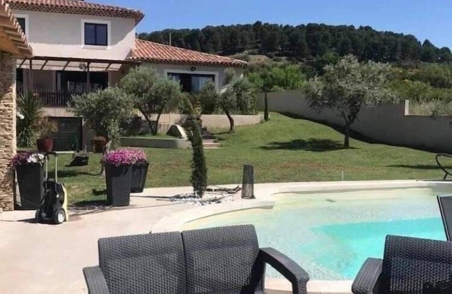 Spacious VILLA 286 m2 overlooking the Sainte Victoire, garden, swimming pool.