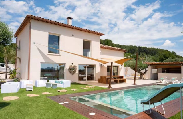 Spacious villa, sleeps 12, 200m2, with pool.