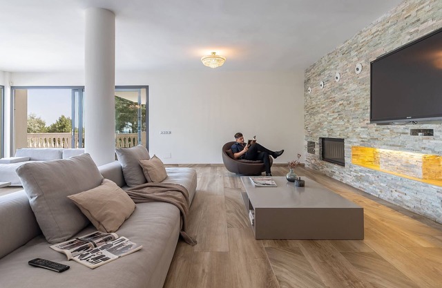 Spacious villa with great views, pool, jacuzzi and entertainment areas