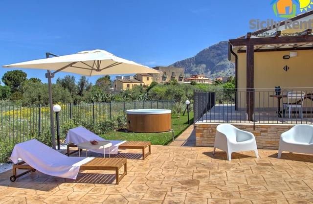 Spacious villa with hot tub and sauna 5 minutes from the beach