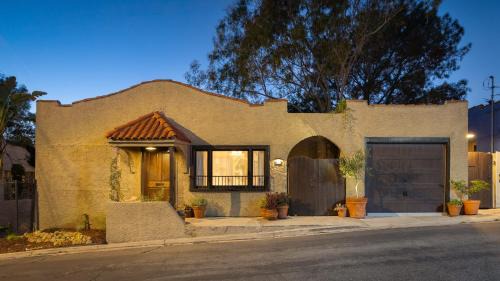 Spanish Revival Charm in Silver Lake w Patio BBQ Walkable Location Maltman Manor by AvantStay