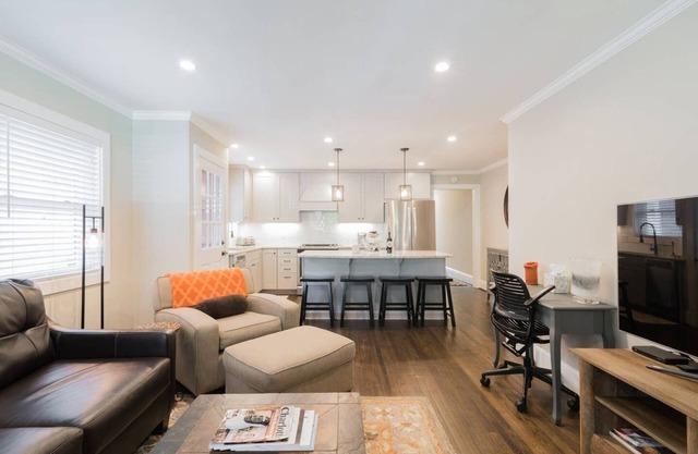 *Sparkling Clean* 5-Star Modern Luxury Near Uptown