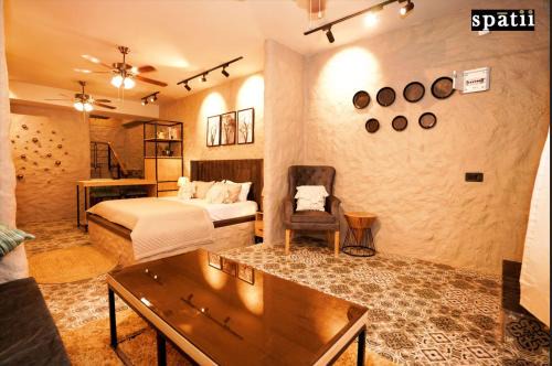 Spatii By The Ganges