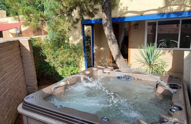 Special 50% off-Knobhill/UNM 2BR Hottub Retreat