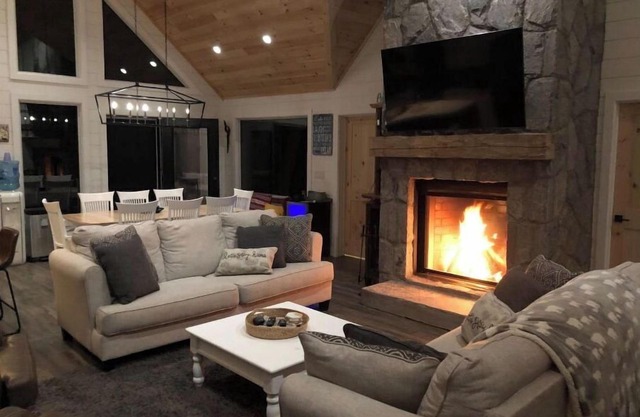 Spectacular 4 bedroom, sandy beach, lakeside gem