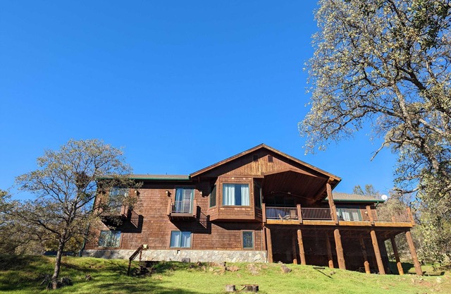 Spectacular hand crafted cabin on 5 acres - Relax