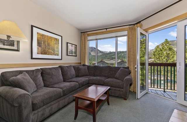 Spectacular Ski-in/Ski-out Condo with 5-Star Appeal