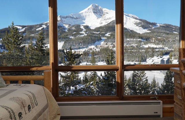 SPECTACULAR VIEW of Big Sky-Hot Tub & Fireplace-1/2 Mile on Free Shuttle to Mtn.