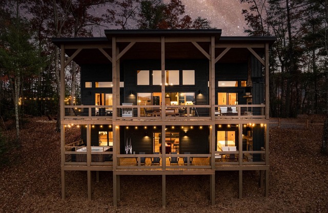 Spectacular Views - Golden Tee - Shuffle Board - Hot Tub - 4 King Rooms