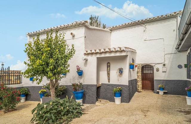 Spend a special vacation in this traditional and cozy cottage in Gaudix.