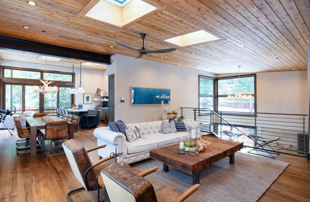 Spend Fall in Tahoe! Alpine-Chic Home with Private Hot Tub! Steps to the Beach!