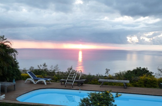 Splendid little villa with sea view, large swimming pool, wooded garden, fully equipped