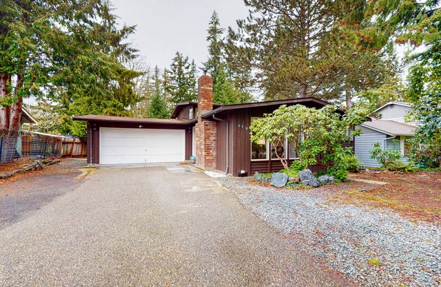 Split-level home with 2 fireplaces & backyard - near downtown & Lake Whatcom