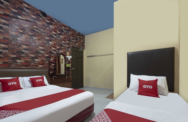 Spot On 90305 Hen Hen Hotel