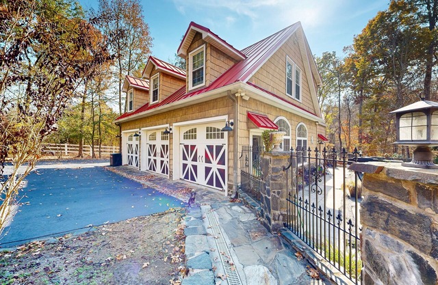 Sprawling property with a pool, hot tub, fireplaces, grill, retro bedroom, & AC