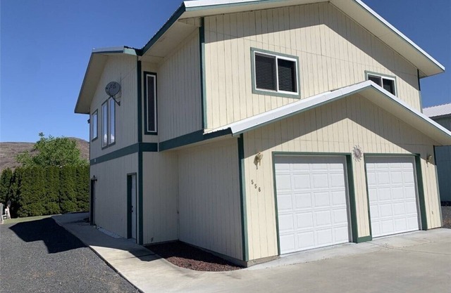 Spread out and relax in comfort in beautiful Sunland Estates
