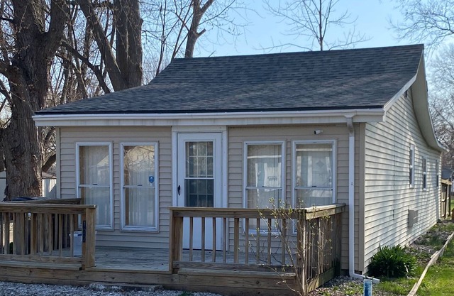 SPRING GETAWAY! Comfortable 2BR cozy cottage just a few steps from Sandusky Bay!
