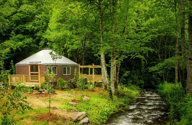 Spring Ridge Yurt - Creekside Glamping w/Private Hot Tub