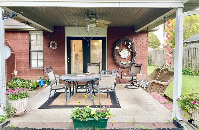 Springdale gem, centrally located, covered patio