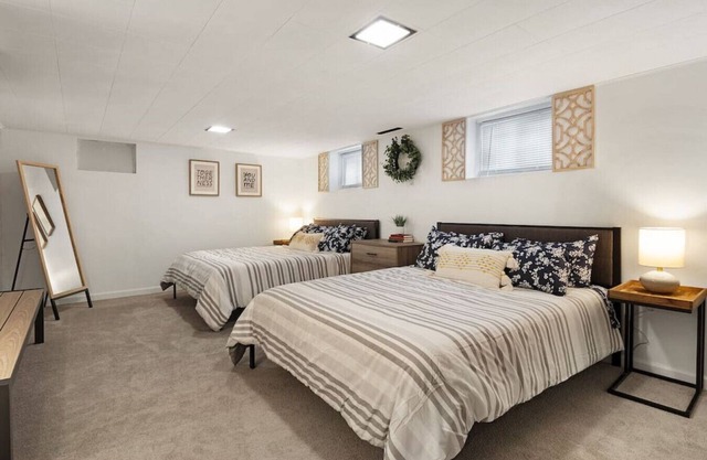Springfield · 5Queens+1TwinFuton: East Peoria-Perfect for Lrg Groups