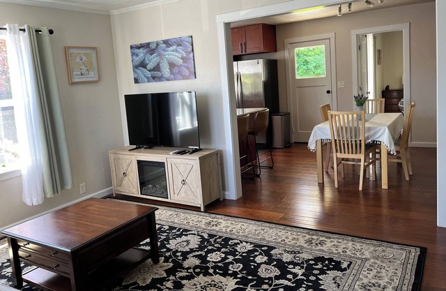 Spruce Cottage Bright 3 Bedroom 2 Bath near Henderson Center. Master suite.