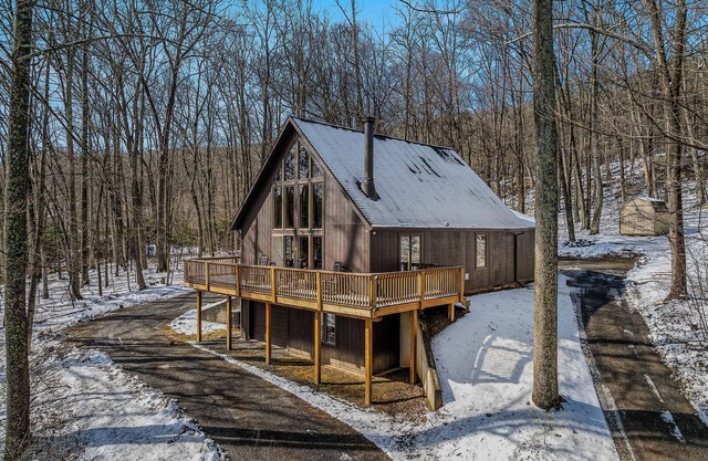 Sqyrls Nest - 3BR Retreat With a Hot Tub
