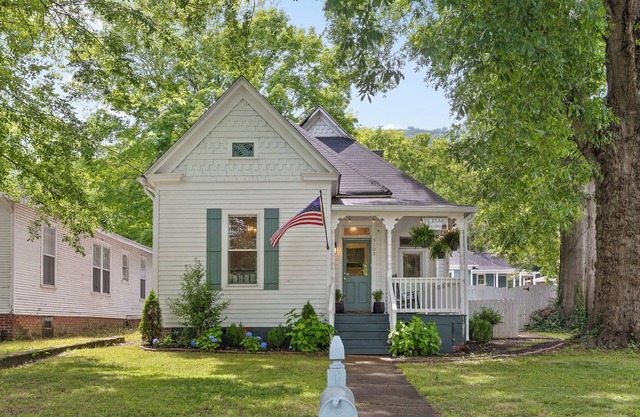 St. Elmo Twin Oaks | 2 Miles to Tourist Fun!