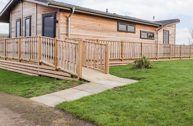 STARGAZER LODGE, pet friendly, with hot tub in Hornby