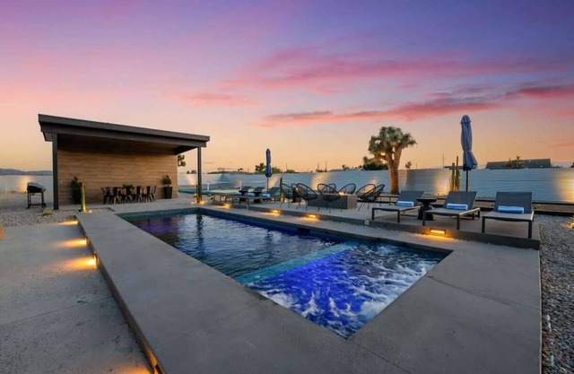 STARGAZING LUXURY RETREAT (PickleBall/Pool/Spa)