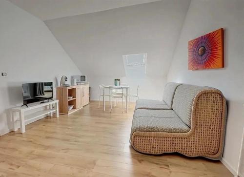 Station 82 C Charleroi-Airport