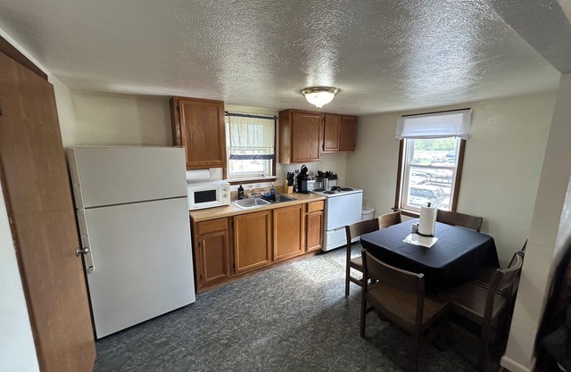 Stay at this Port Clinton guest unit w/boat/trailer parking & plug in, AC, WiFi!