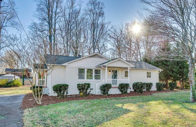 Stay Awhile Charming Greensboro House Close to Must-See Places