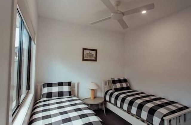 Stay by the lake! 2-bedroom granny flat
