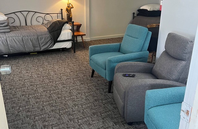 Stay in Paradise! Motel in Walleye Capital & close to Lake Erie Island ferries.