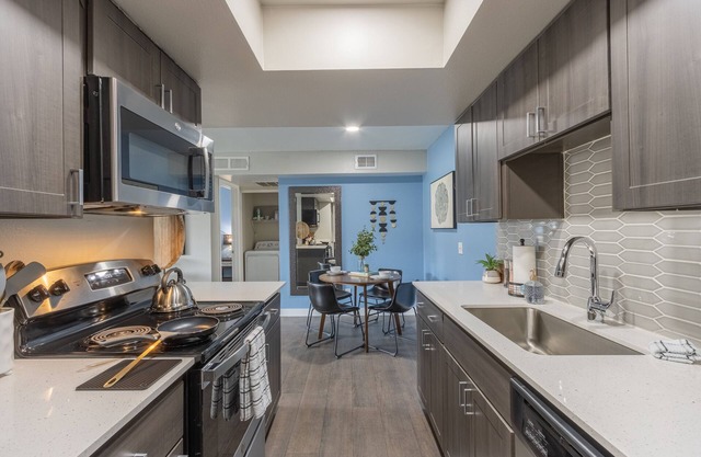 Stay in Paradise Valley! Park, Walk & Shop & Golf-C257