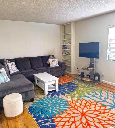 Stay in the Heart of Hillcrest!