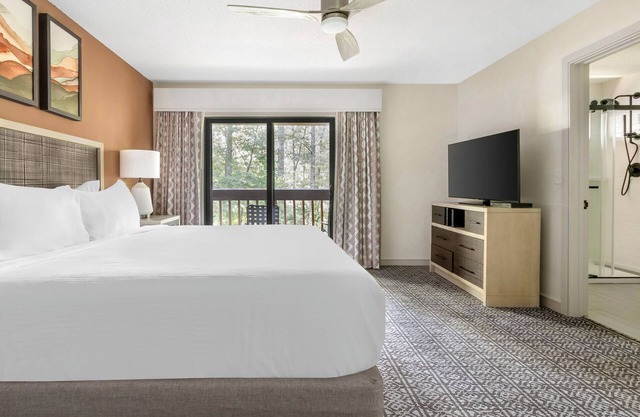 Stay Minutes From Panthertown Valley Trail! Pools, Business Center, Free Parking