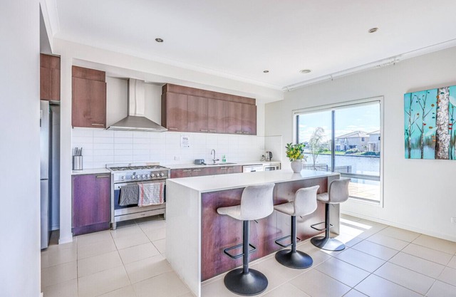 StayAU 5BR Idyllic Lakefront Escape Point Cook