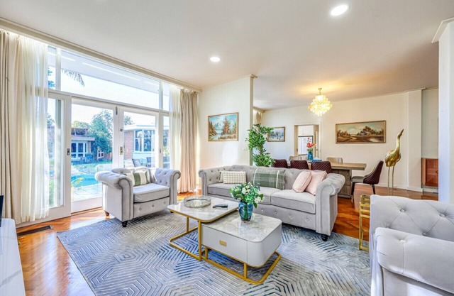 StayAU 6BR McKinnon Pool Home