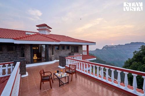 StayVista at Cliffhanger Solitude with Balcony, Lawn