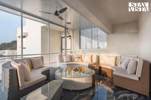 StayVista at Dreamsville Apartment with Pet-friendly, Bathtub