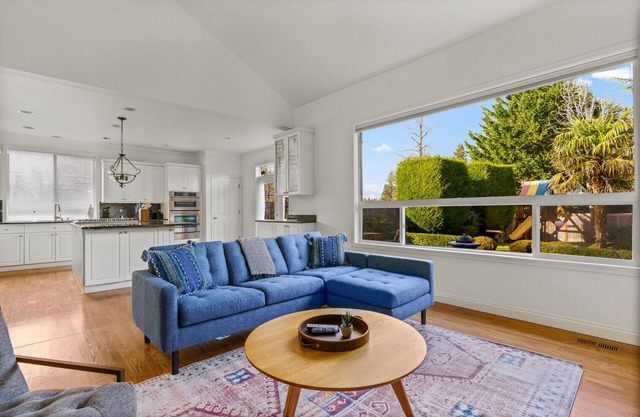 Stellar Sammamish 5BR w/Yard, nr Eclectic Cuisine & Parks, by Blueground