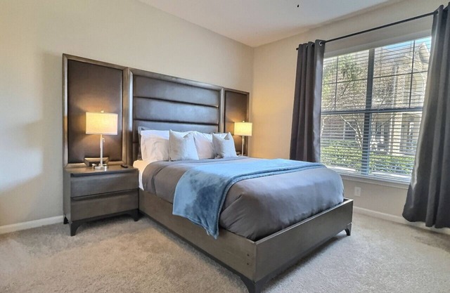 Stellar suite w/Gym, Pool & Netflix, sleeps 4!