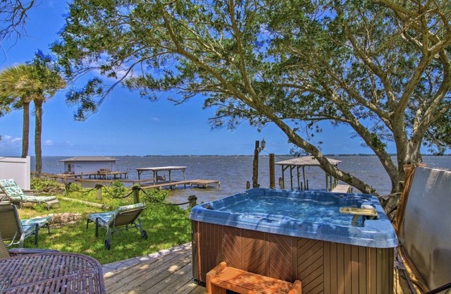 Step-Free Waterfront Villa: Gas Grill & Patio