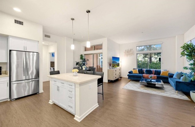 Steps to Irvine Spectrum, 2Bd/2Ba that can sleep up to 7! Pool/Gym/Hot Tub