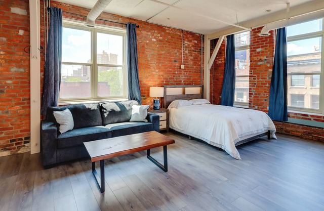 Steps to Shops & Eats: Dtwn Omaha Gem!