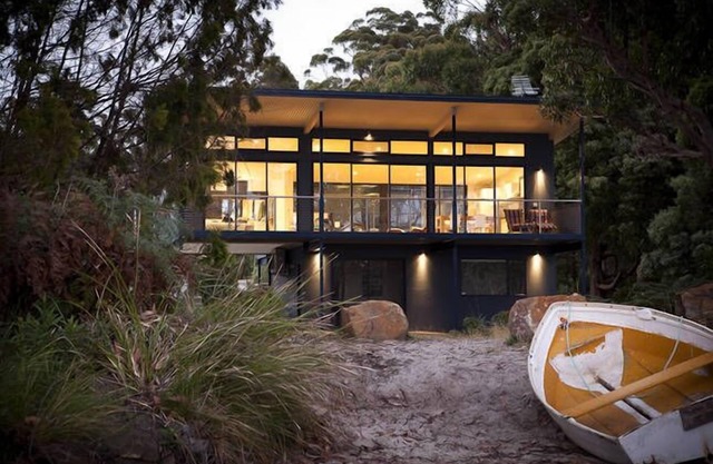 Stewarts Bay Beach House, Port Arthur. Tasmania 1.0 km from Historic Site.