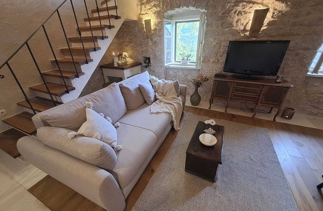 Stone House Lola - Two Bedroom Holiday Home