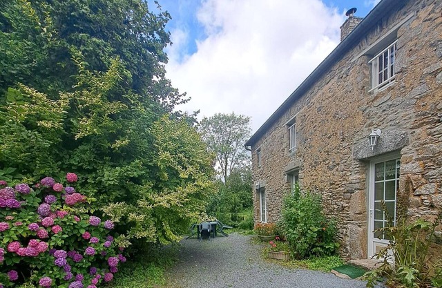 Stone house with private yard and wifi in Gratot